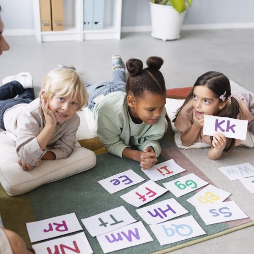young-woman-doing-speech-therapy-with-children